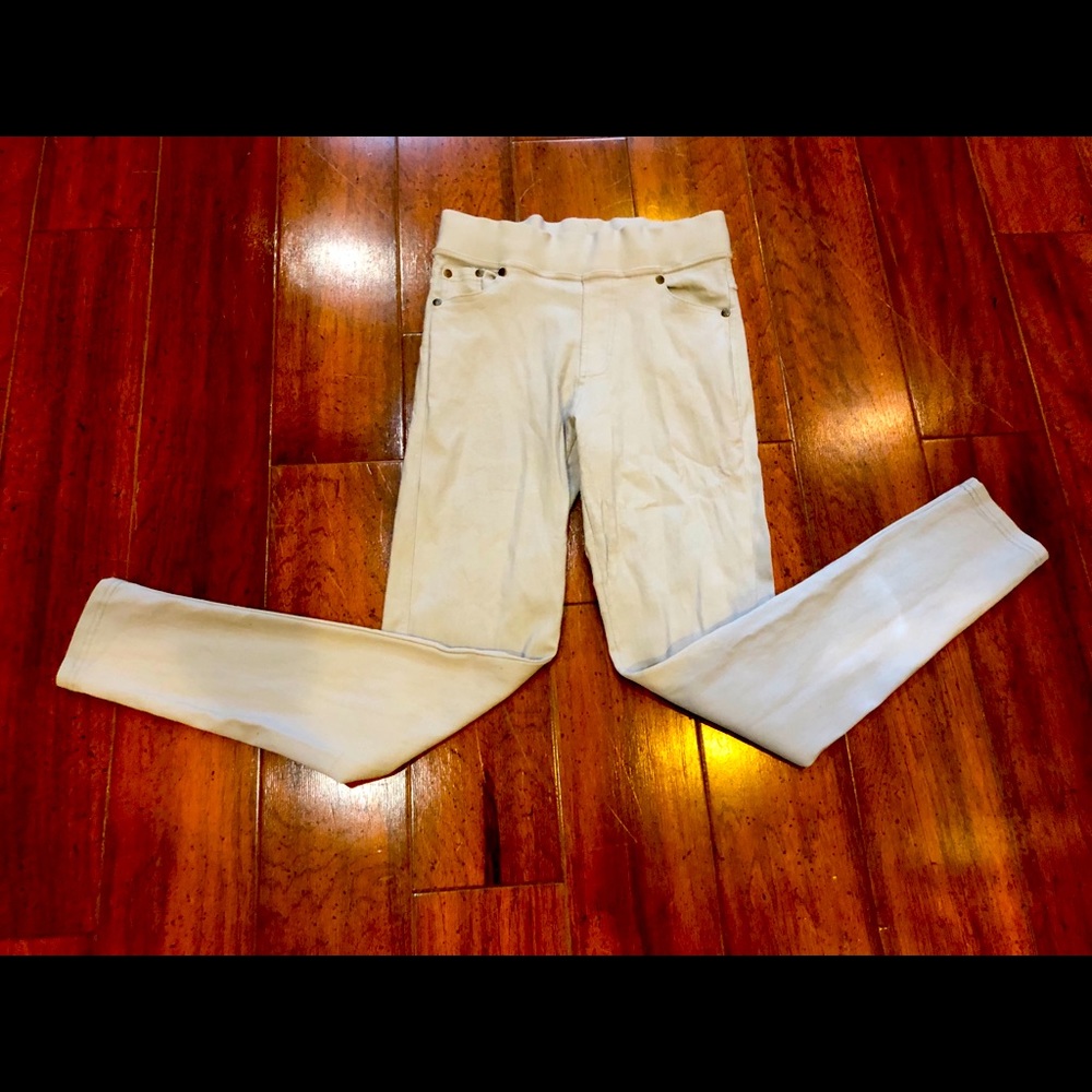 Grey pair of jeans leggings with pockets on back